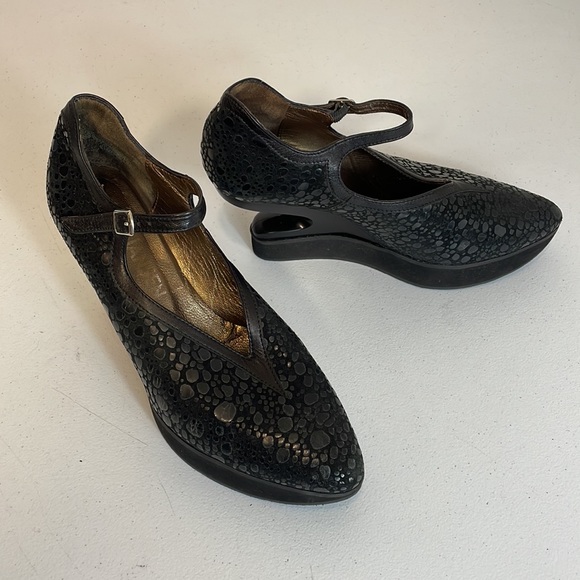 Jan Jansen Textured Suede Curved Heel Mary Jane Shoes - Picture 4 of 14